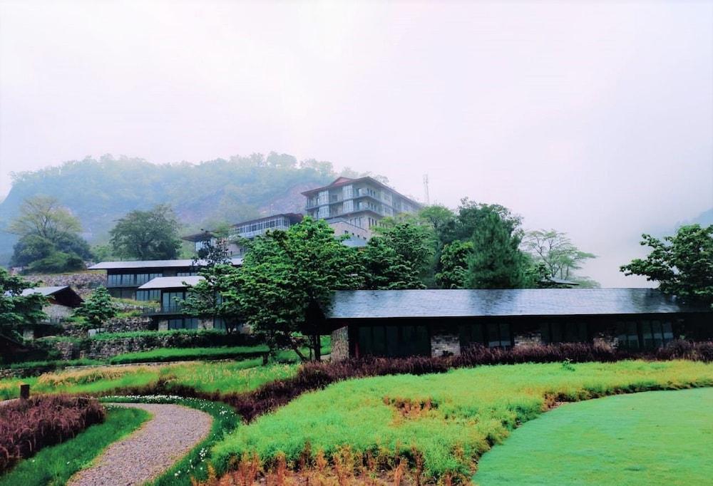 Taj Rishikesh Resort And Spa Dehradun Exterior photo